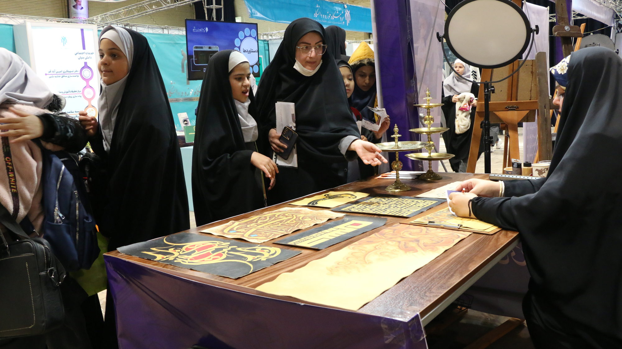 غرفه دانشگاه هنر و اندیشه اسلامی در بیست و پنجمین نمایشگاه دستاوردهای پژوهش، فناوری و فن بازار