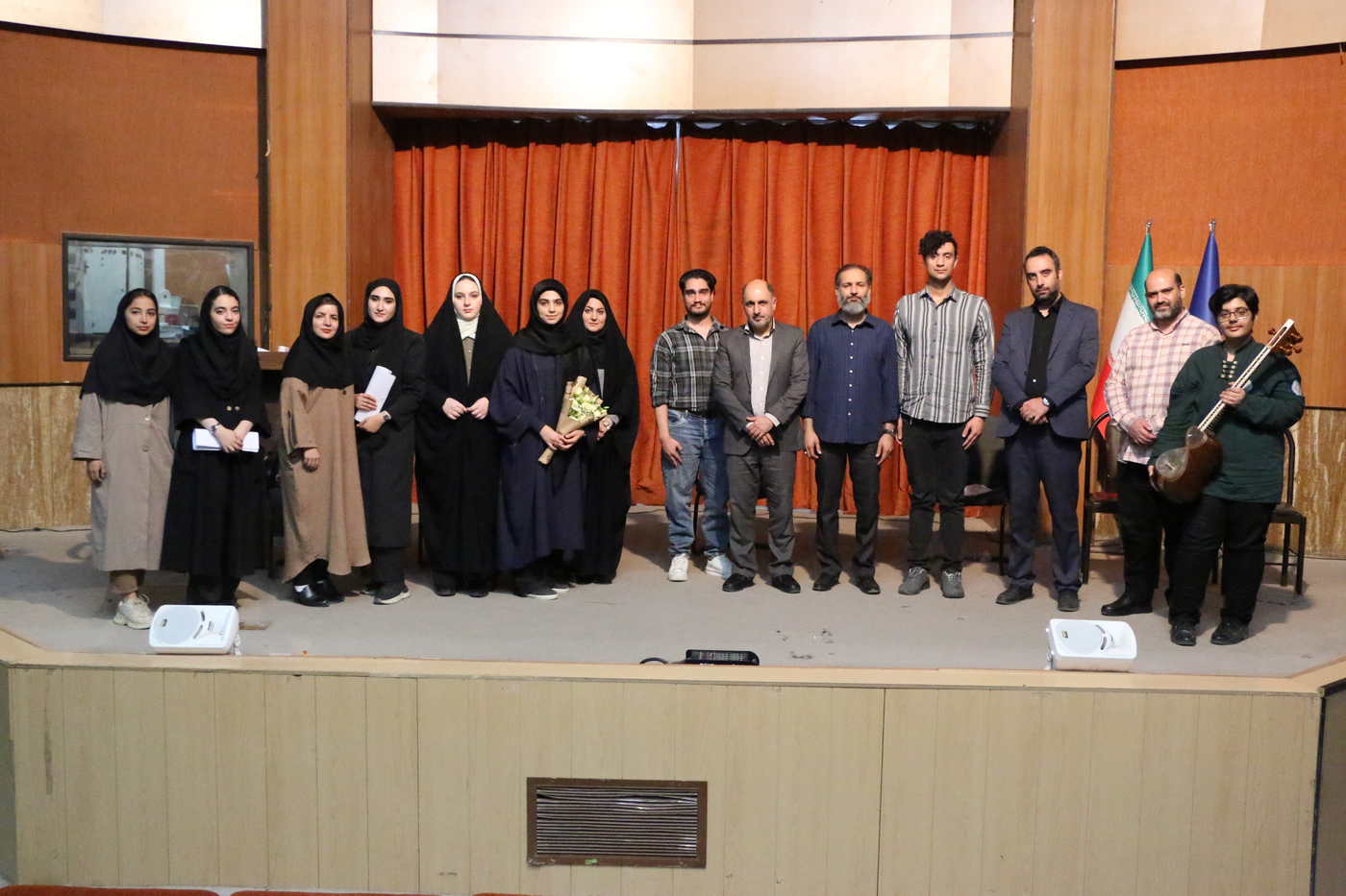 عکس دسته جمعی ریاست دانشگاه با دانشجویان نمایشنامه خوانی در اختتامیه نمایشگاه از ماه تا آفتاب