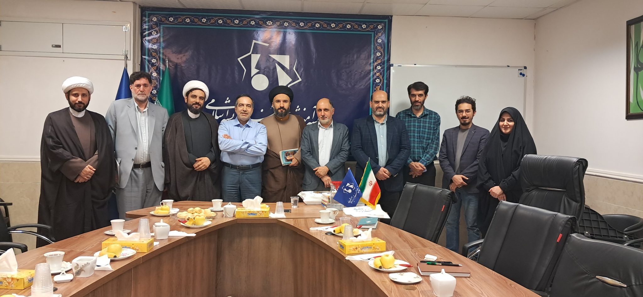 عکس دسته جمعی با معاون وزیر فرهنگ و ارشاد