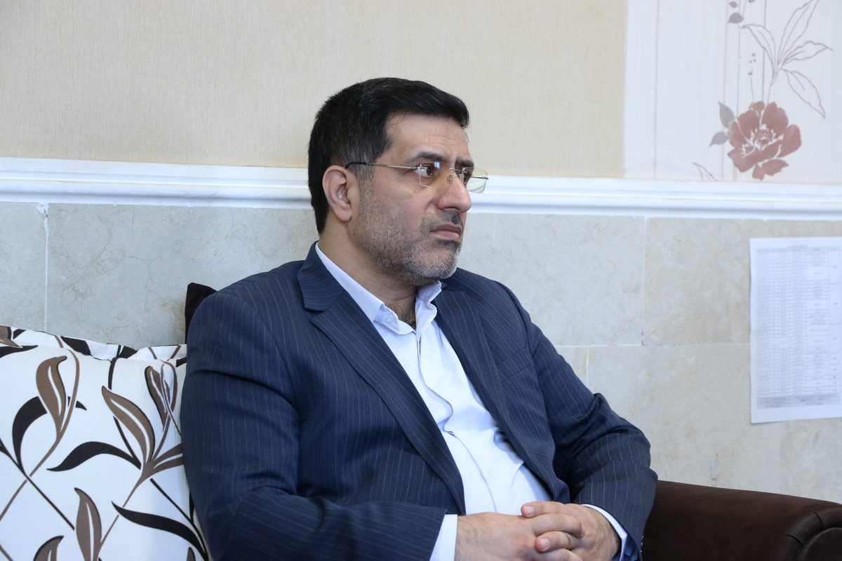 14040811 - جلسه دکتر مصطفی ملائی - مصطفی ملائی,پارسا,فرجی (003)