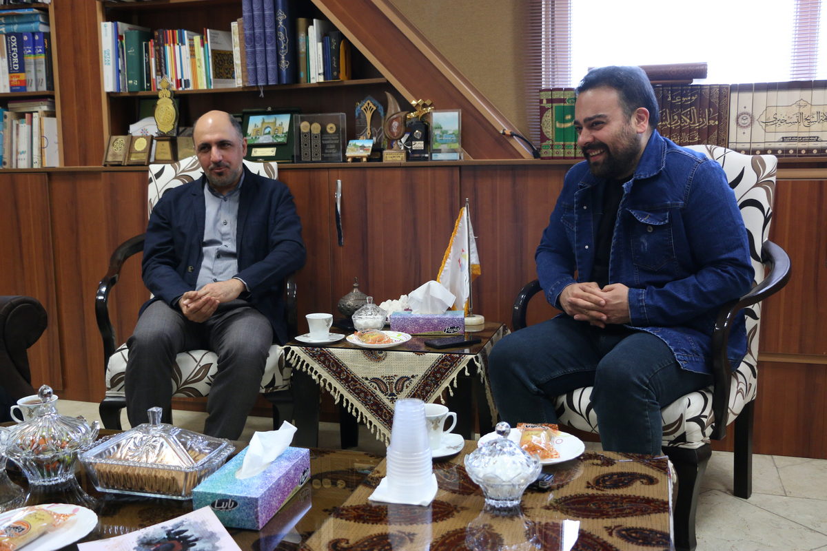 14040811 - جلسه دکتر مصطفی ملائی - مصطفی ملائی,پارسا,فرجی (006)