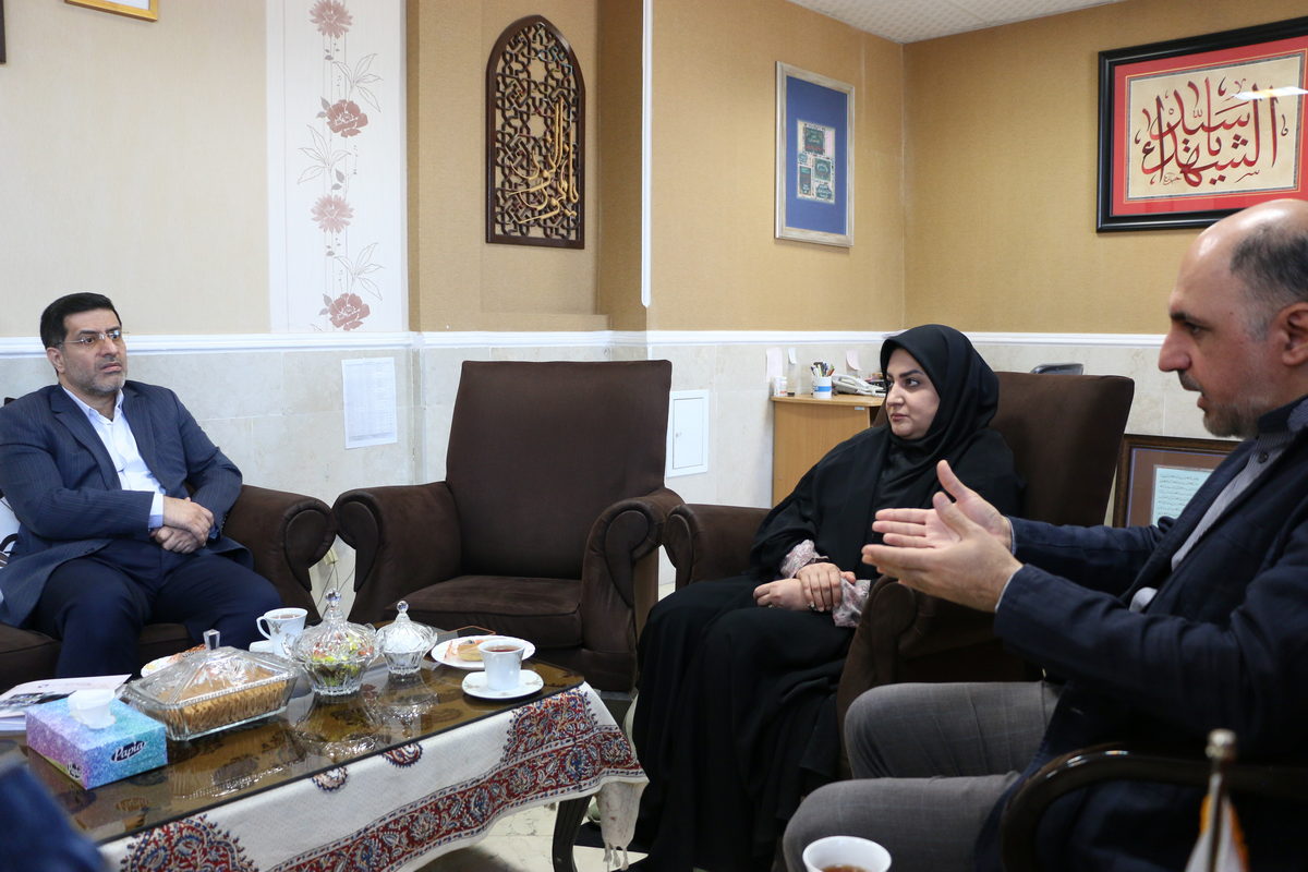 14040811 - جلسه دکتر مصطفی ملائی - مصطفی ملائی,پارسا,فرجی (008)