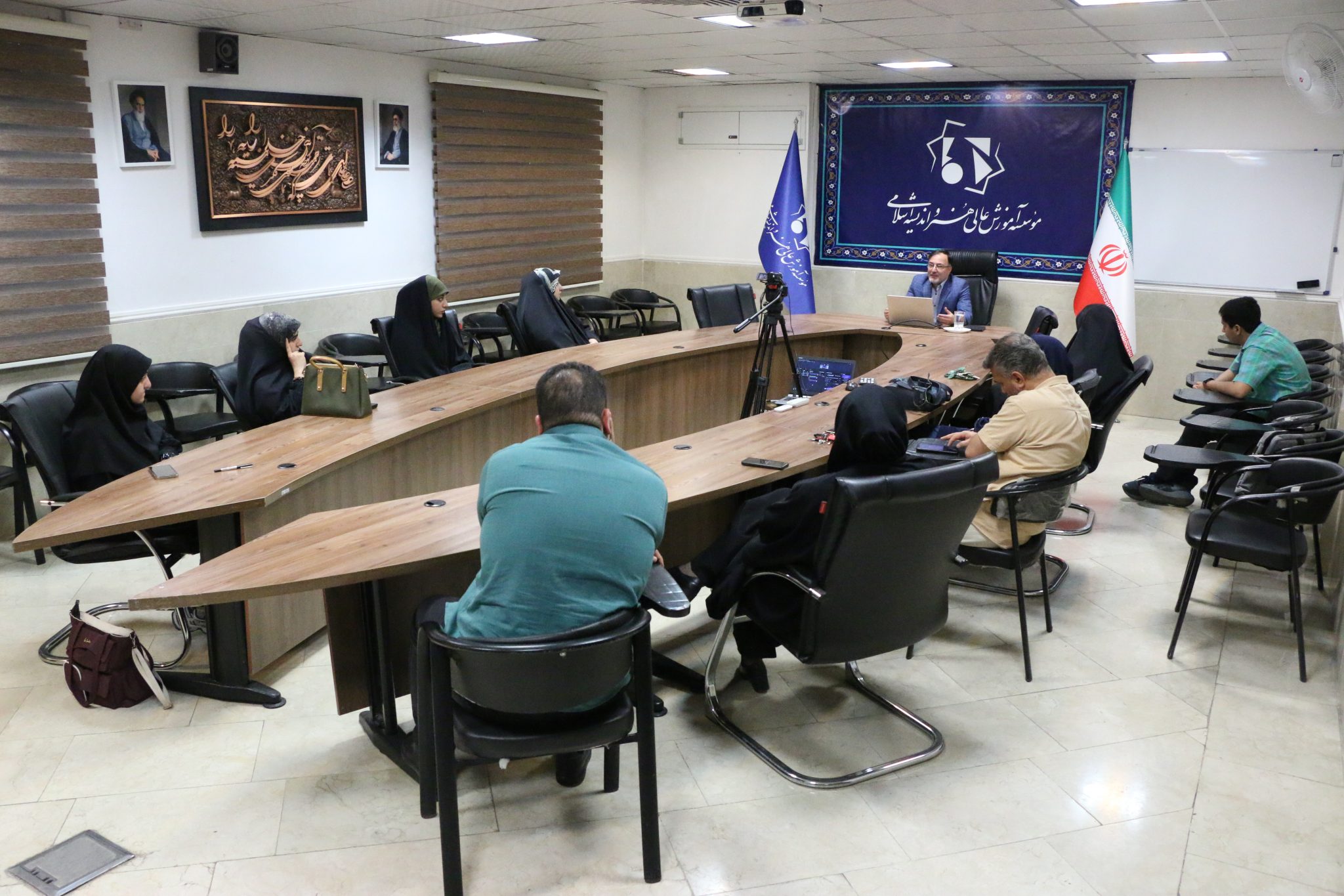 14050131 - نشست تبیین نقش هنرمندان و اصحاب رسانه در جنگ کنونی - موسوی گیلانی (018)