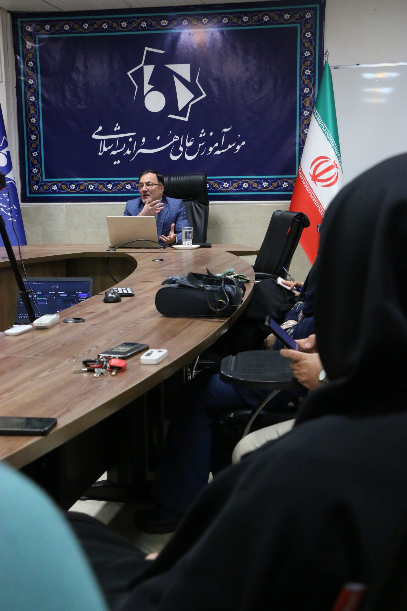 14050131 - نشست تبیین نقش هنرمندان و اصحاب رسانه در جنگ کنونی - موسوی گیلانی (025)