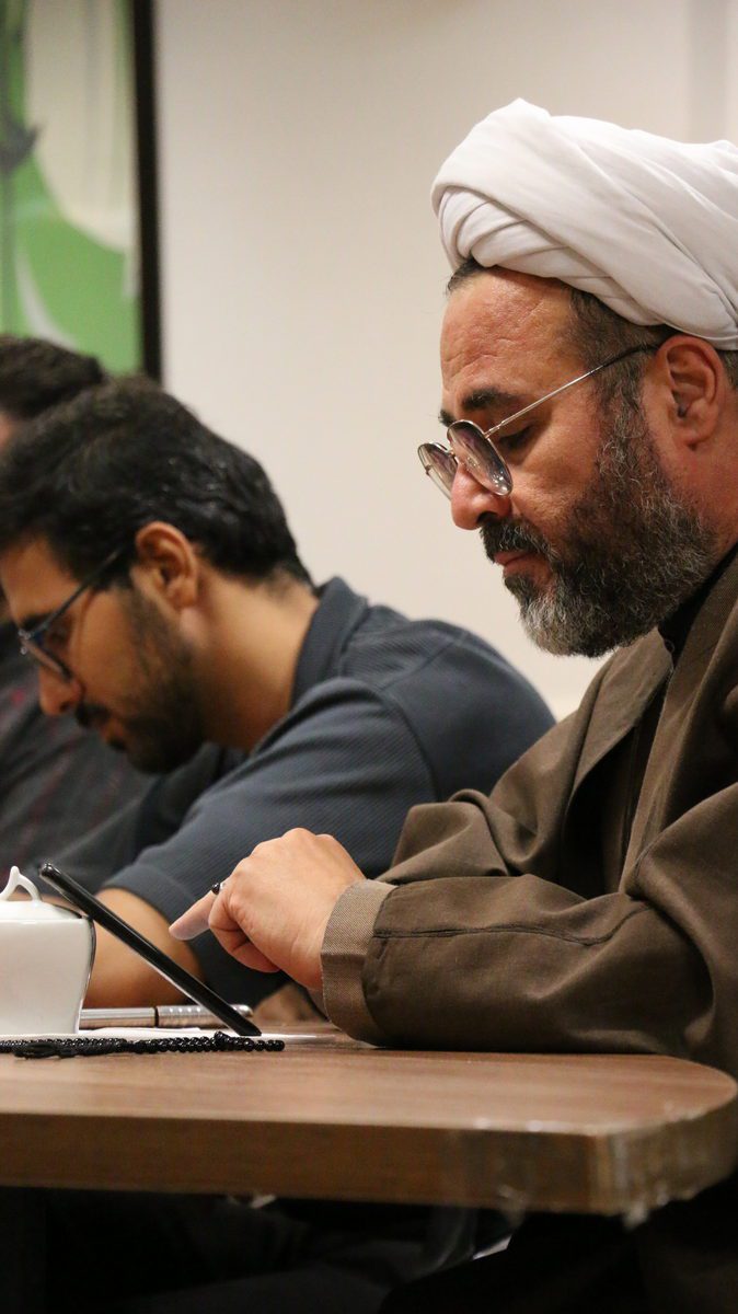 14050223 - سلسله نشست ادبی ماها ماها 70 - جشن دوسالگی - عزیزی (196)